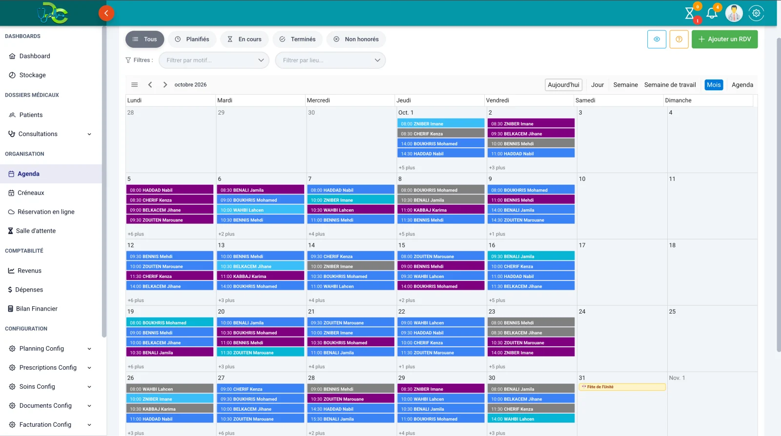 Un mois d’agenda : chaque jour ouvré porte ses rendez-vous avec l’horaire et le nom du patient, et une couleur par motif — bleu pour les consultations, violet pour les actes, cyan et gris pour les contrôles. Les jours fériés y figurent aussi, comme la Fête de l’Unité au 31.
